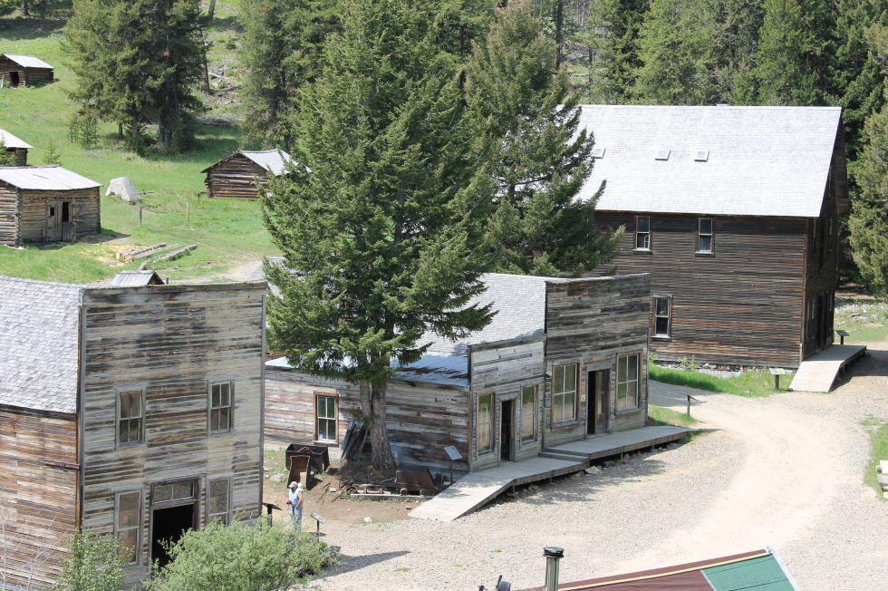 1429541381-syn-19-1429288507-ghost-town-volunteer-2