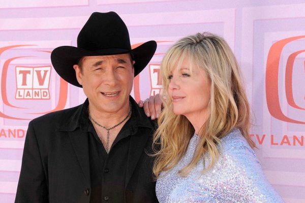 Clint Black and Lisa Hartman at the 2009 TV Land Awards. Gibson