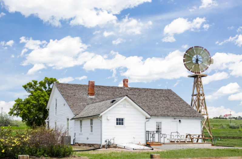 Why farmhouses are white