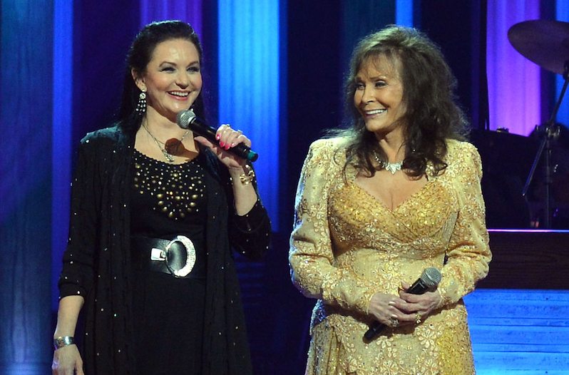Loretta Lynn breaks hip
