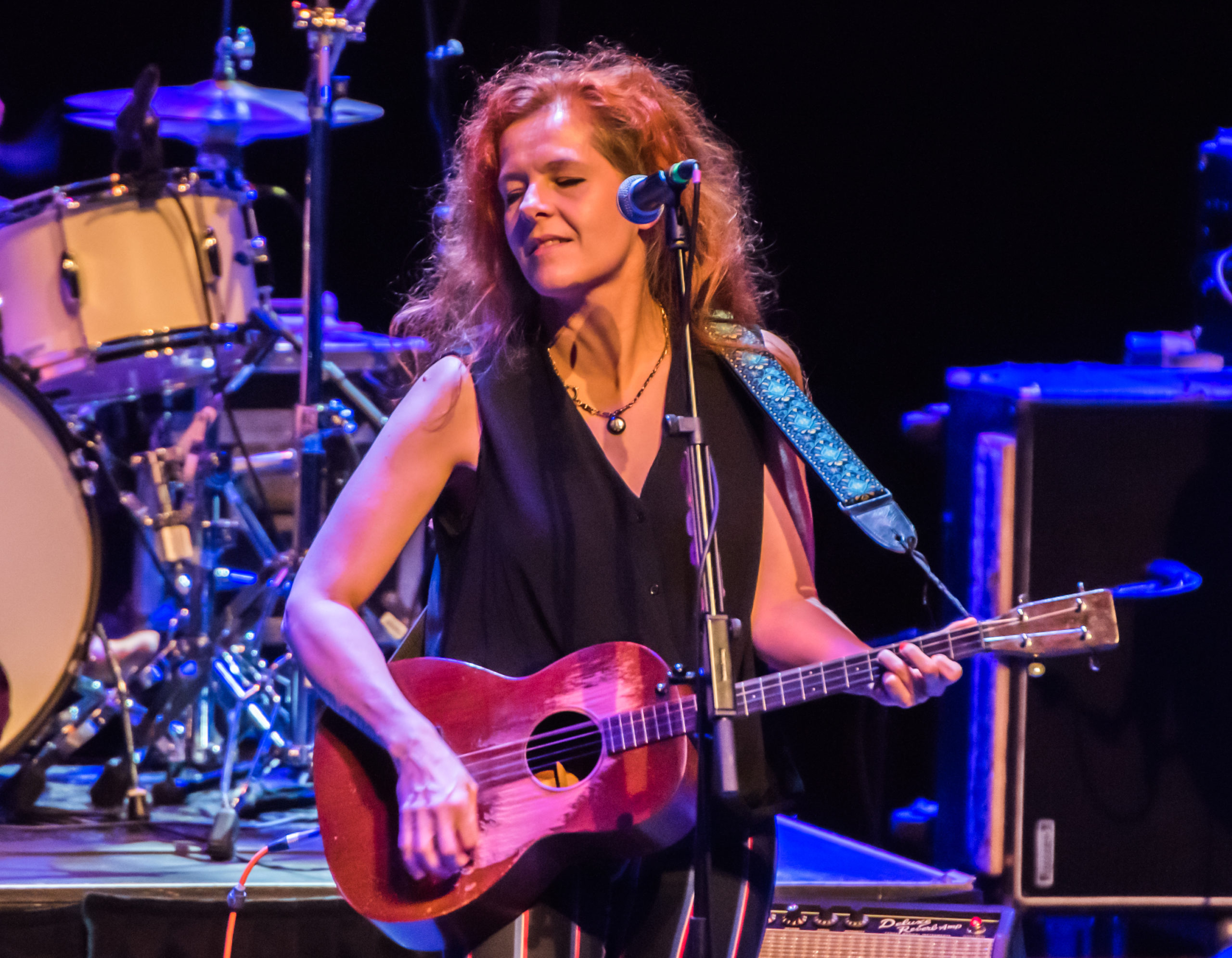 Neko Case performs at The Barbican on November 8, 2018 in London, England. 