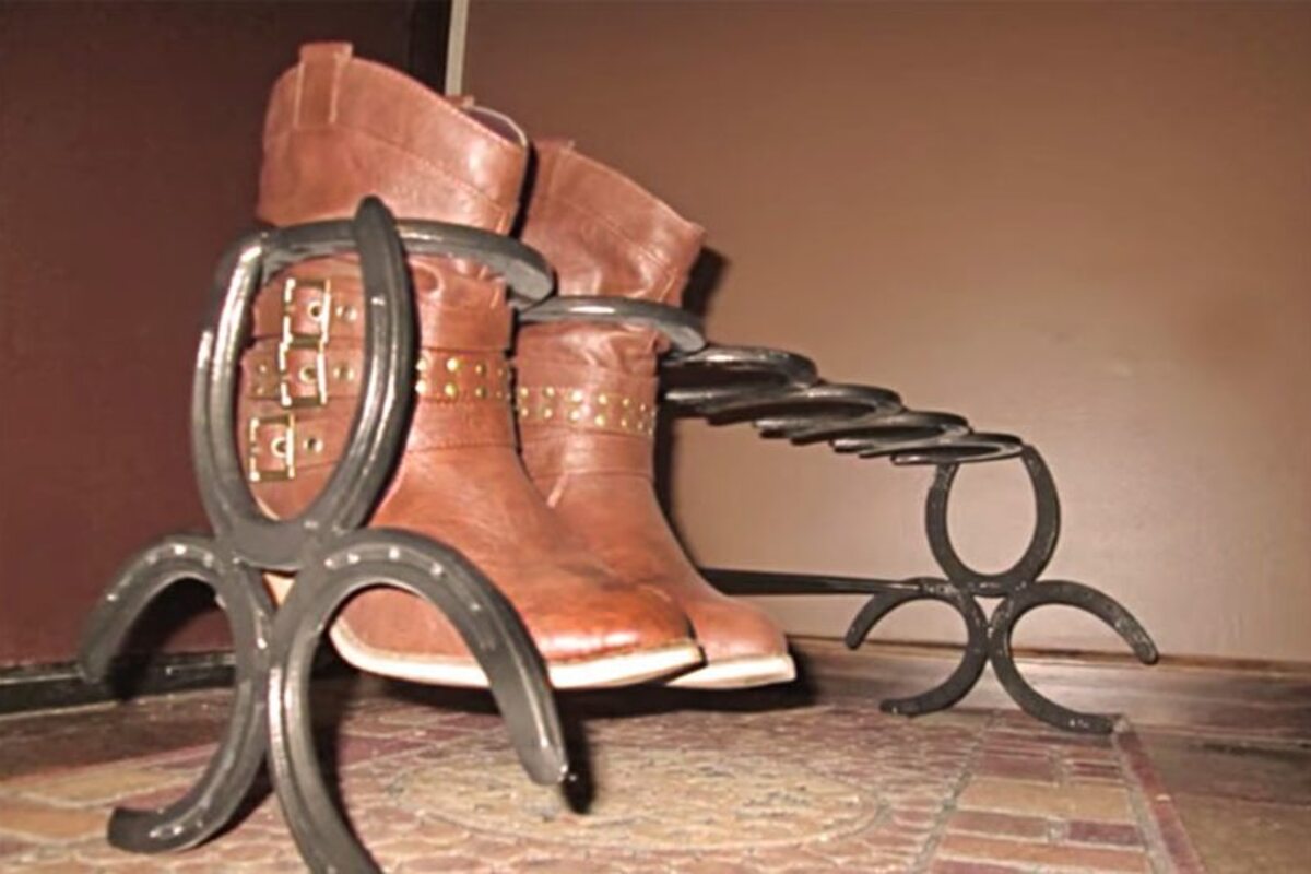 horseshoe bootrack