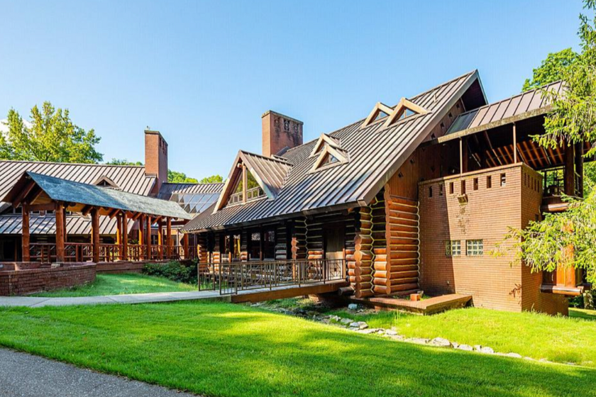 Exterior shot of Barbara Mandrell's mansion