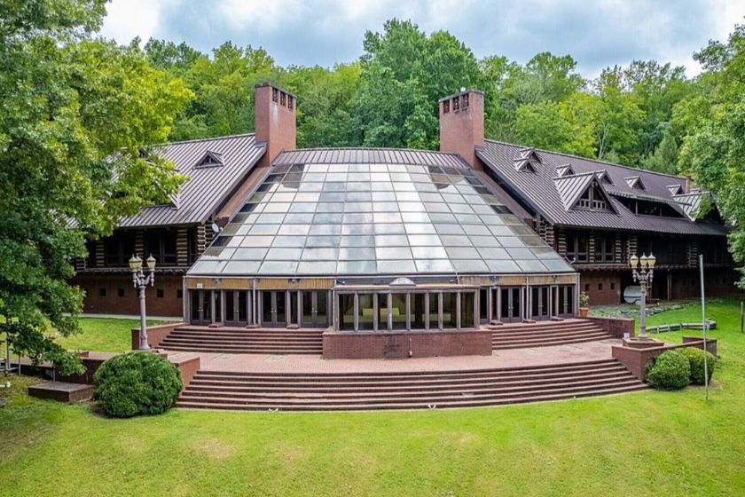 Exterior shot of Barbara Mandrell's mansion