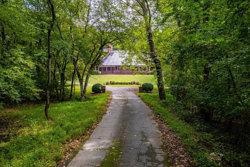 Exterior shot of Barbara Mandrell's mansion