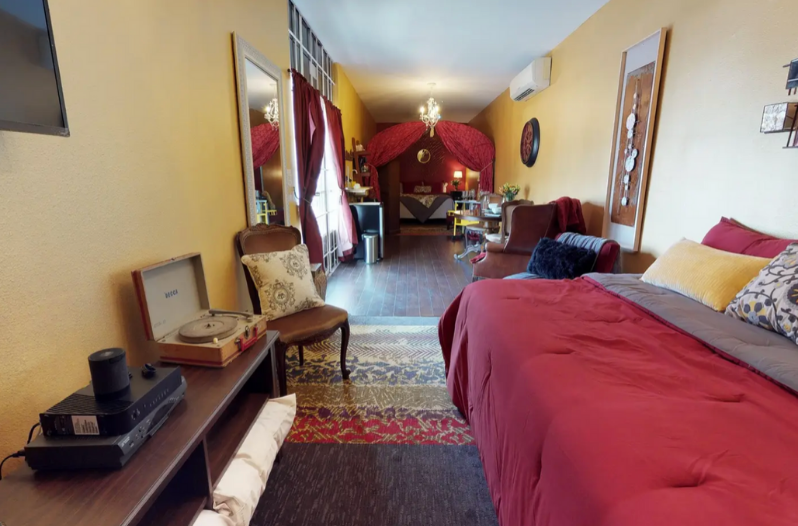 <a href=https://www.airbnb.com/rooms/27395558?source_impression_id=p3_1577652578_irXaqZxigqgVwKA1/>Airbnb</a>