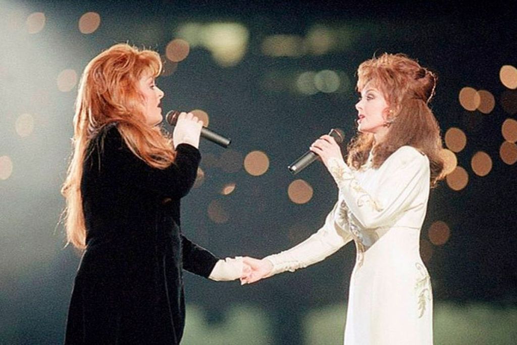 Wynonna and Naomi Judd perform on stage