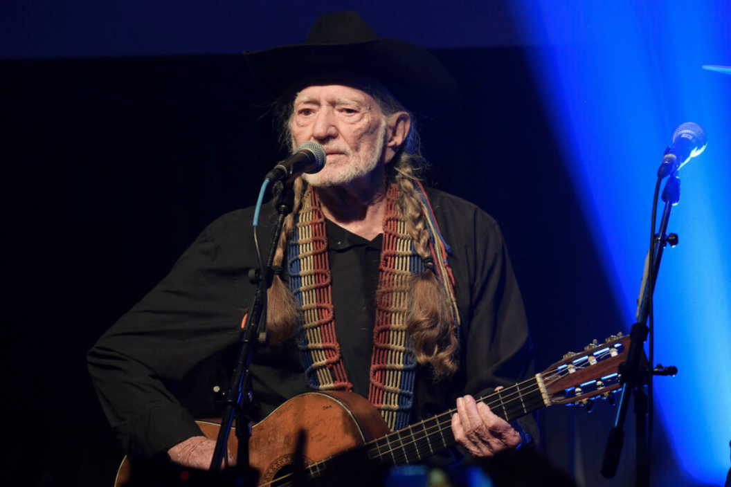 willie nelson hay sculpture