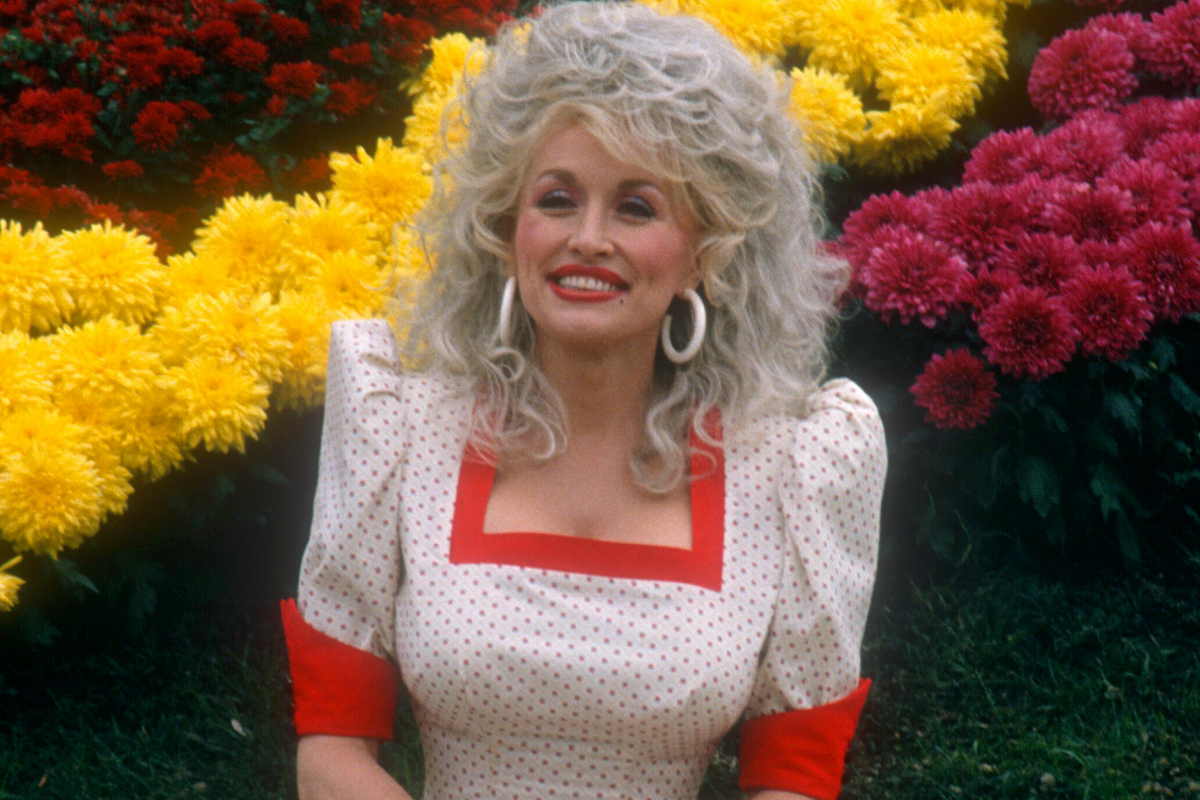 American singer and songwriter Dolly Parton poses for a portrait at Dollywood on October 24, 1988 in Pigeon Forge, Tennessee.