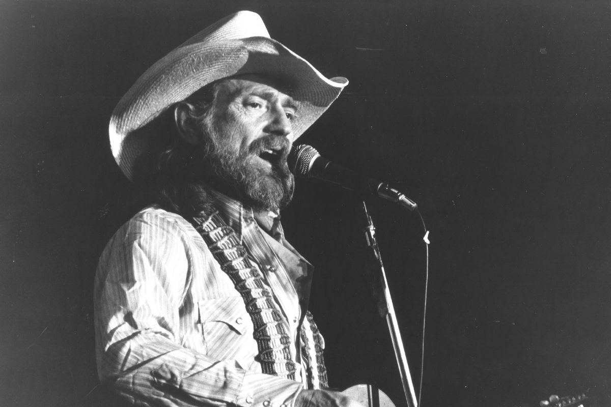 CIRCA 1976: Country singer/songwriter Willie Nelson plays acoustic guitar as he performs onstage in circa 1976.
