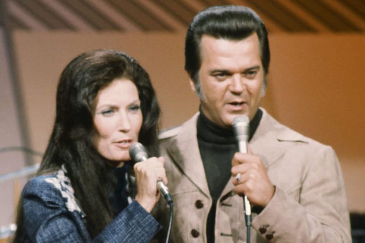 Loretta Lynn (L) and Conway Twitty (R) duet
