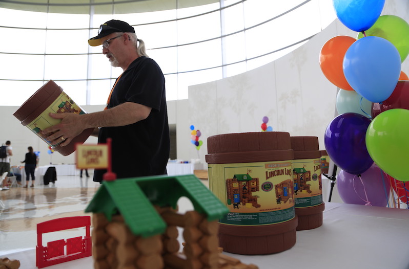 Lincoln Logs
