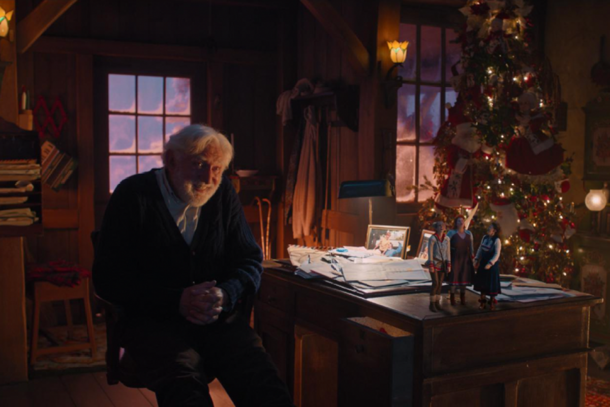 Jan Decleir, Eva van der Gucht, Janne Desmet, and Josje Huisman in The Claus Family (2020)