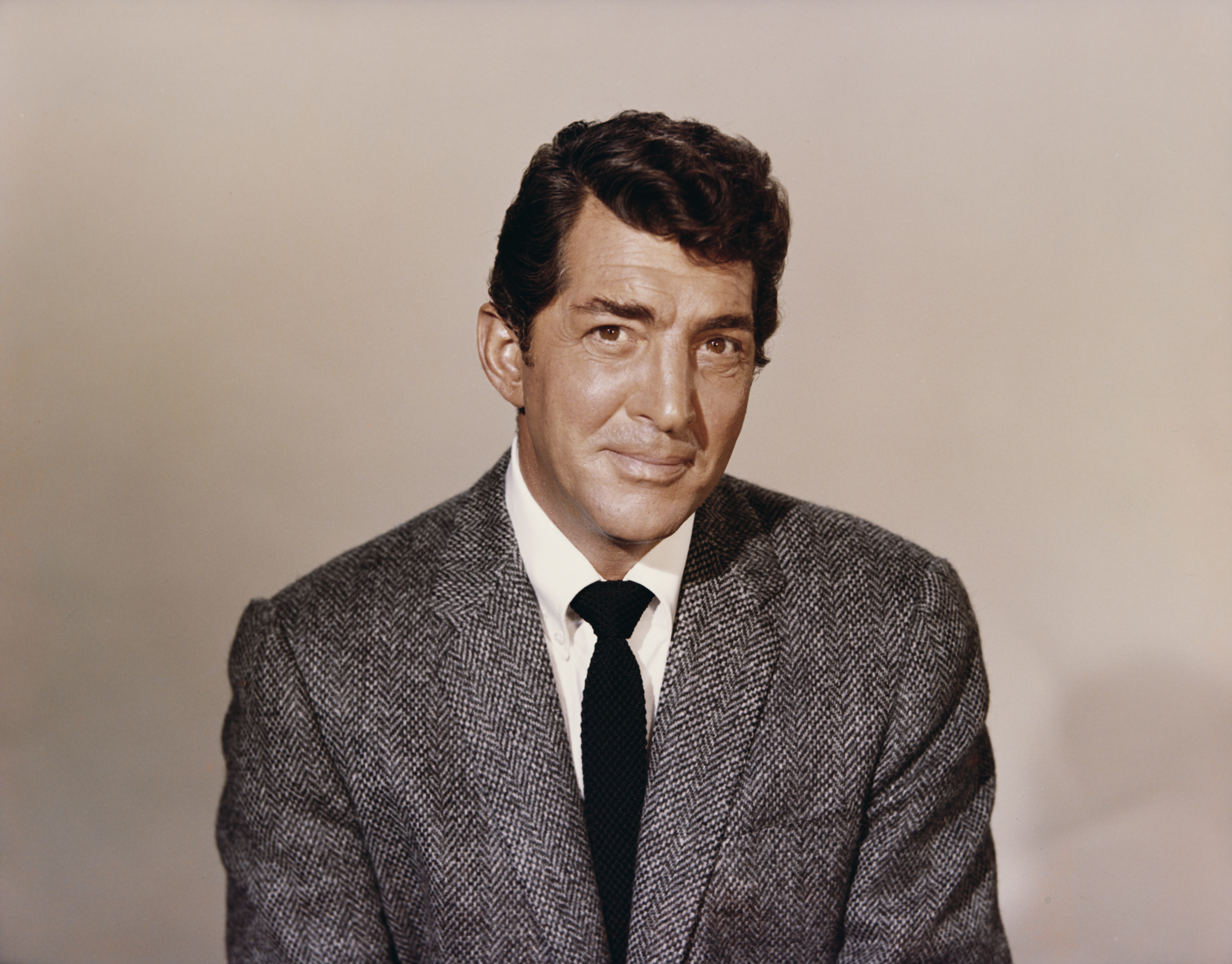 American singer, actor and comedian Dean Martin (1917 - 1995), circa 1960. 