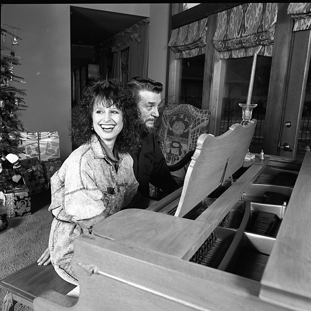 Husband and wife country singers and songwriters Waylon Jennings and Jessi Colter in their living room on December 9, 1987 in Nashville, Tennessee.