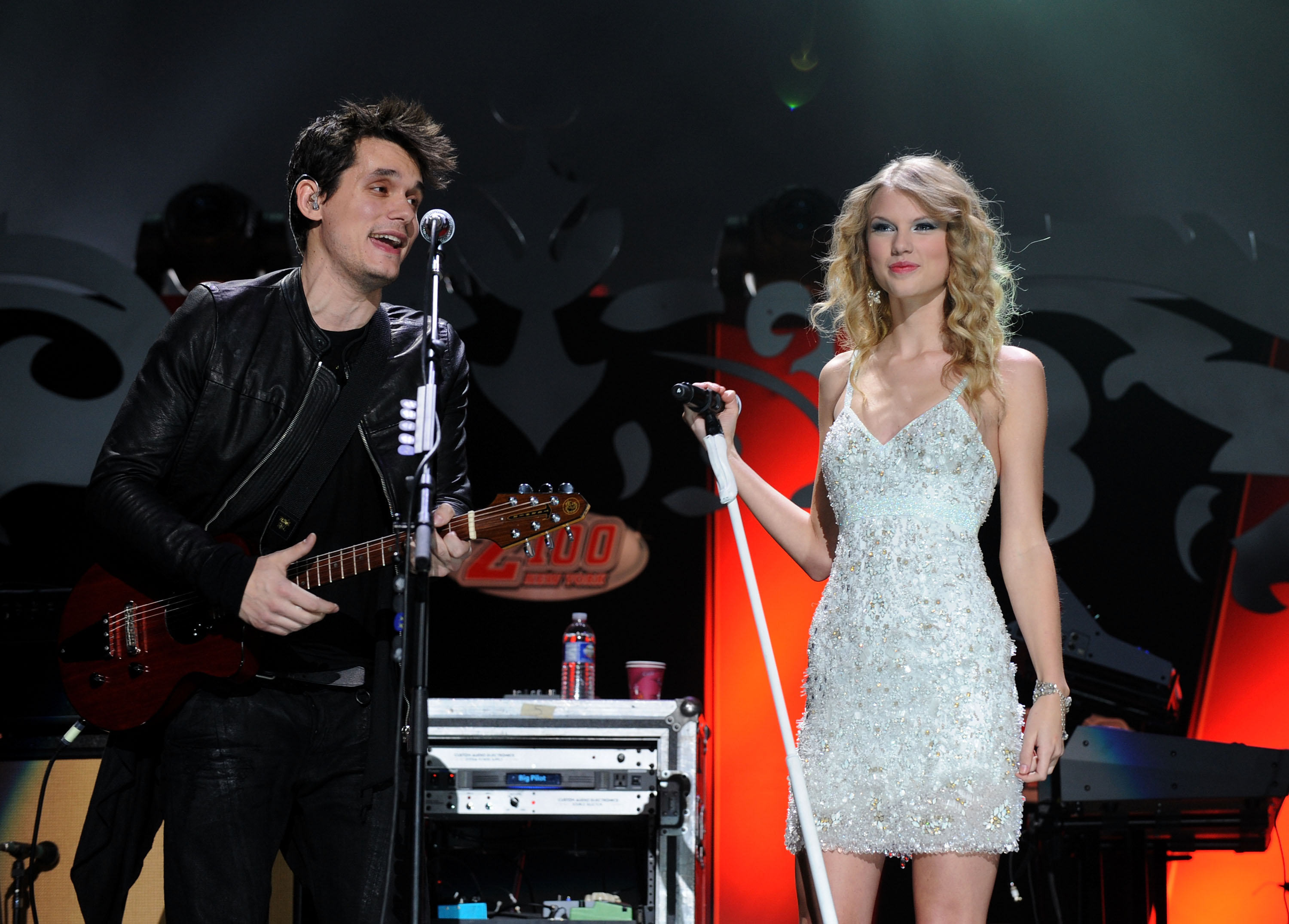NEW YORK - DECEMBER 11: John Mayer and Taylor Swift perform onstage during Z100's Jingle Ball 2009 presented by H&M at Madison Square Garden on December 11, 2009 in New York City. 