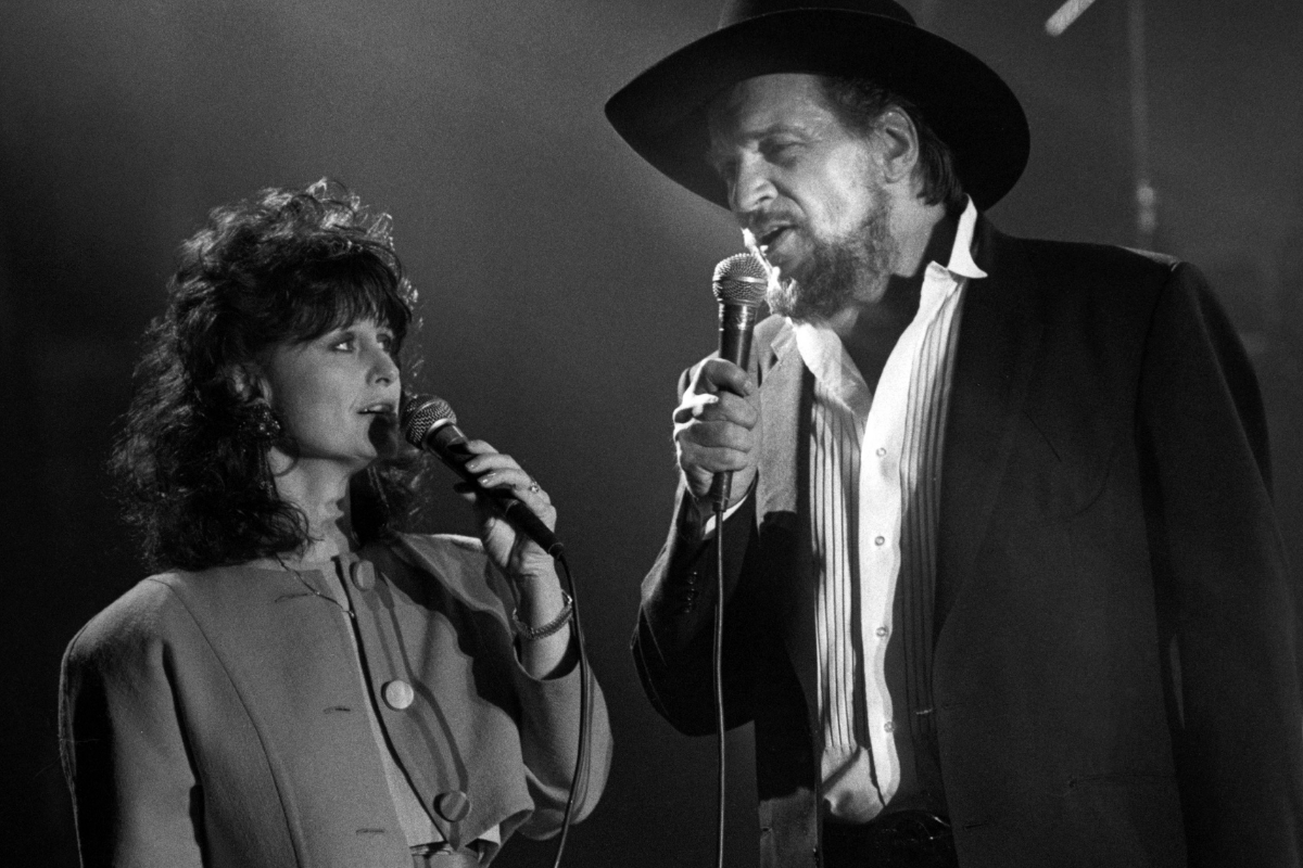 Photo of Waylon Jennings and Jessi Colter; L-R: Jessi Colter, Waylon Jennings