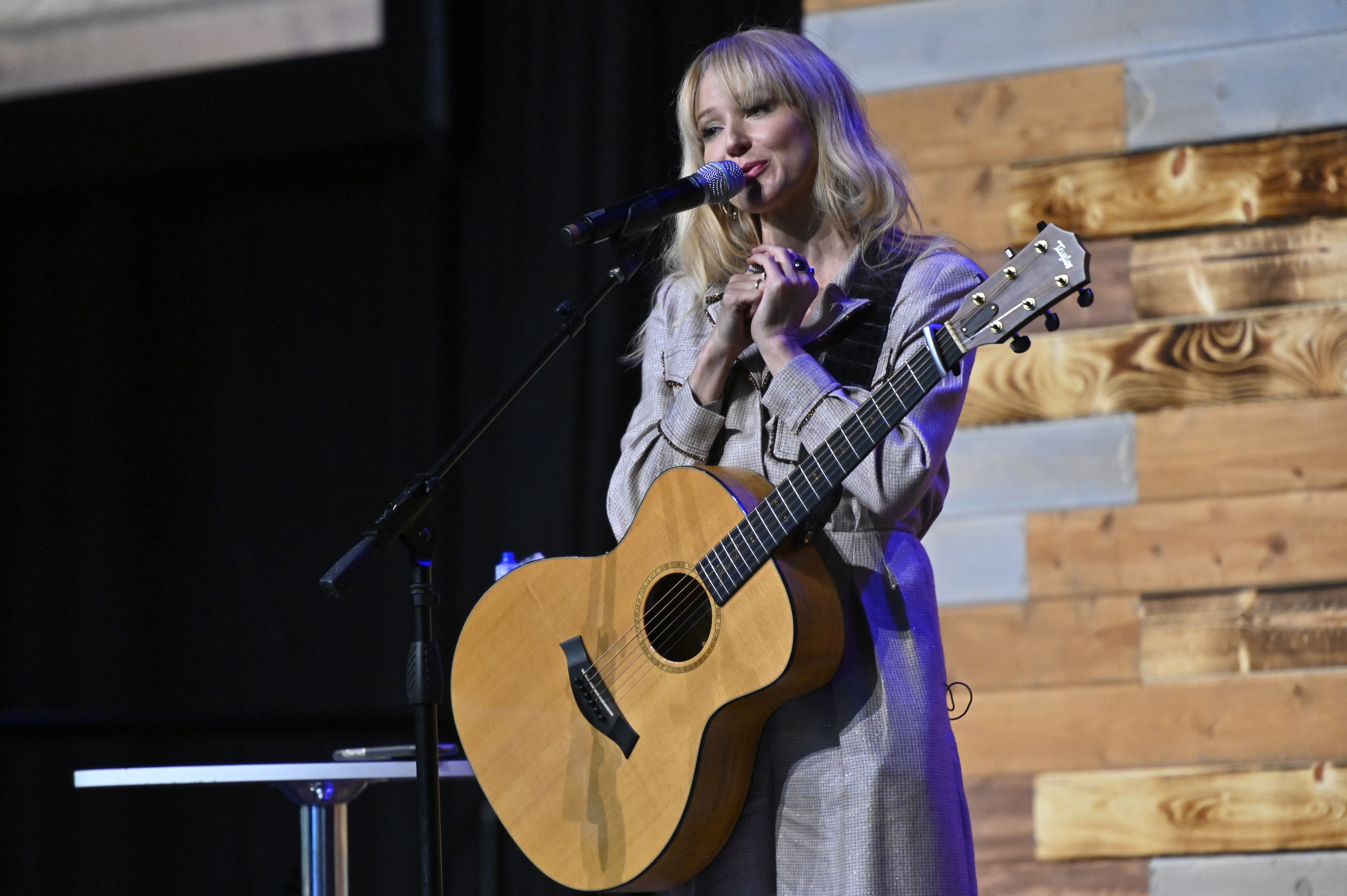 CINCINNATI, OHIO - OCTOBER 11: Singer-songwriter Jewel performing during Mindful & Music event on the Inspire Stage presented by Johnson & Johnson during the first day of Wellness Your Way Festival at the Duke Energy Convention Center on October 11, 2019 in Cincinnati, Ohio. 