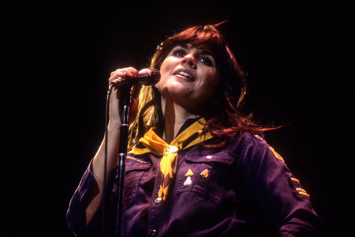 BERKELEY, CA - SEPTEMBER 1977: Linda Ronstadt performs at the Greek Theater on September 17, 1977 in Berkeley, California.