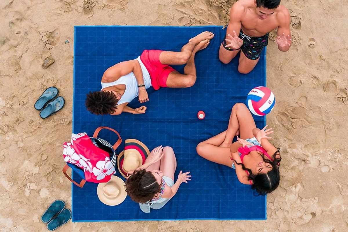 sandless beach blanket FI1