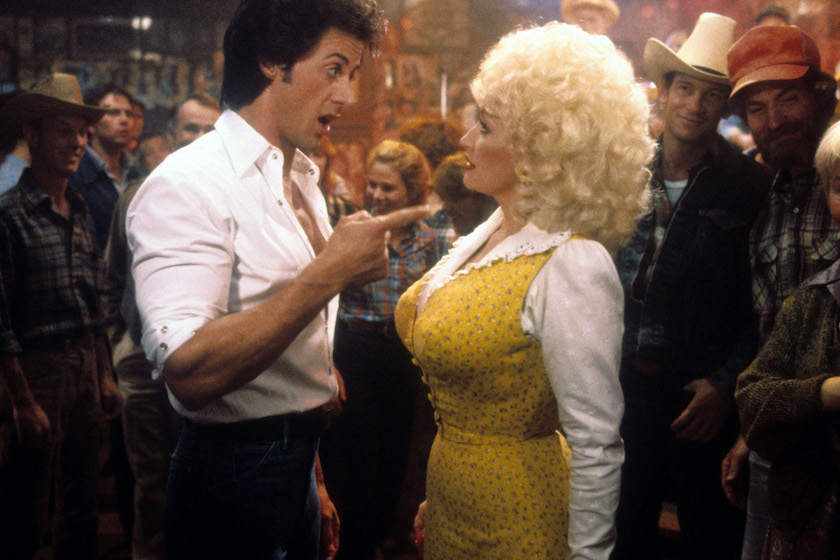 Sylvester Stallone points to Dolly Parton in a scene from the film 'Rhinestone', 1984.