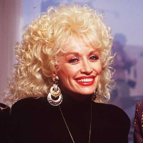 1990-BEVERLY HILLS,DOLLY PARTON AT A HOTEL
