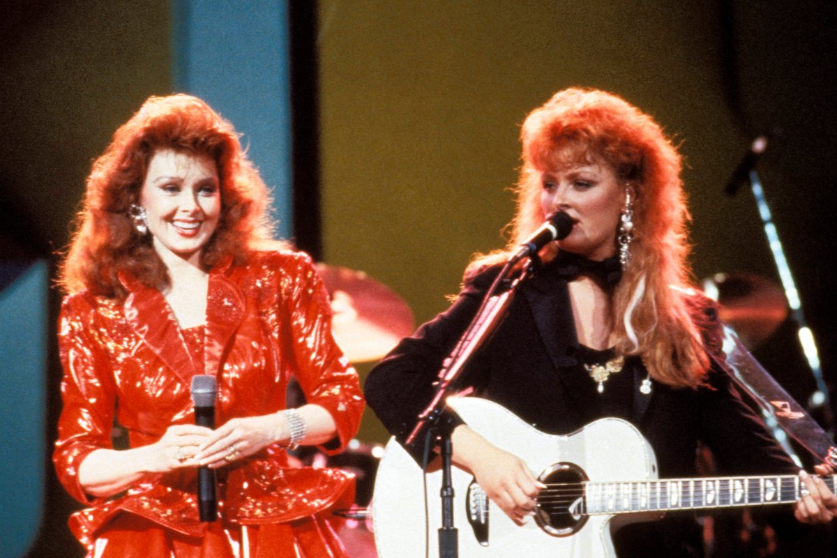 Photo of Naomi and Wynonna Judd onstage
