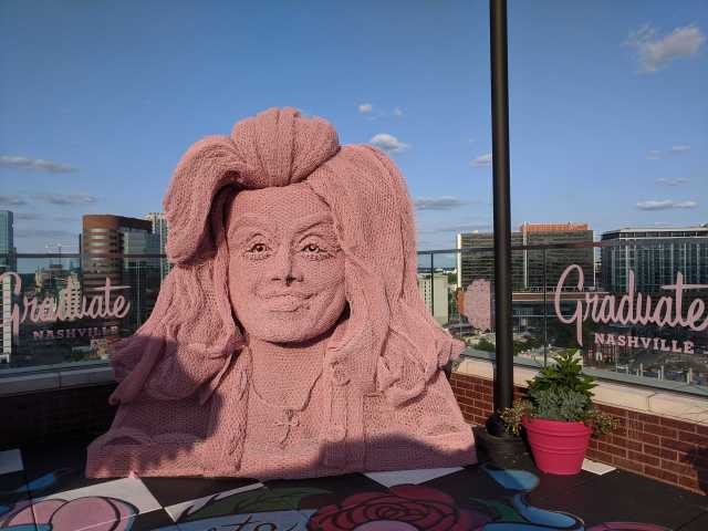 Dolly statue at White Limozeen in Nashville