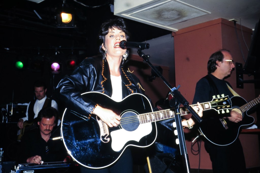 Holly Dunn perfoms, New York, New York, May 18, 1995.