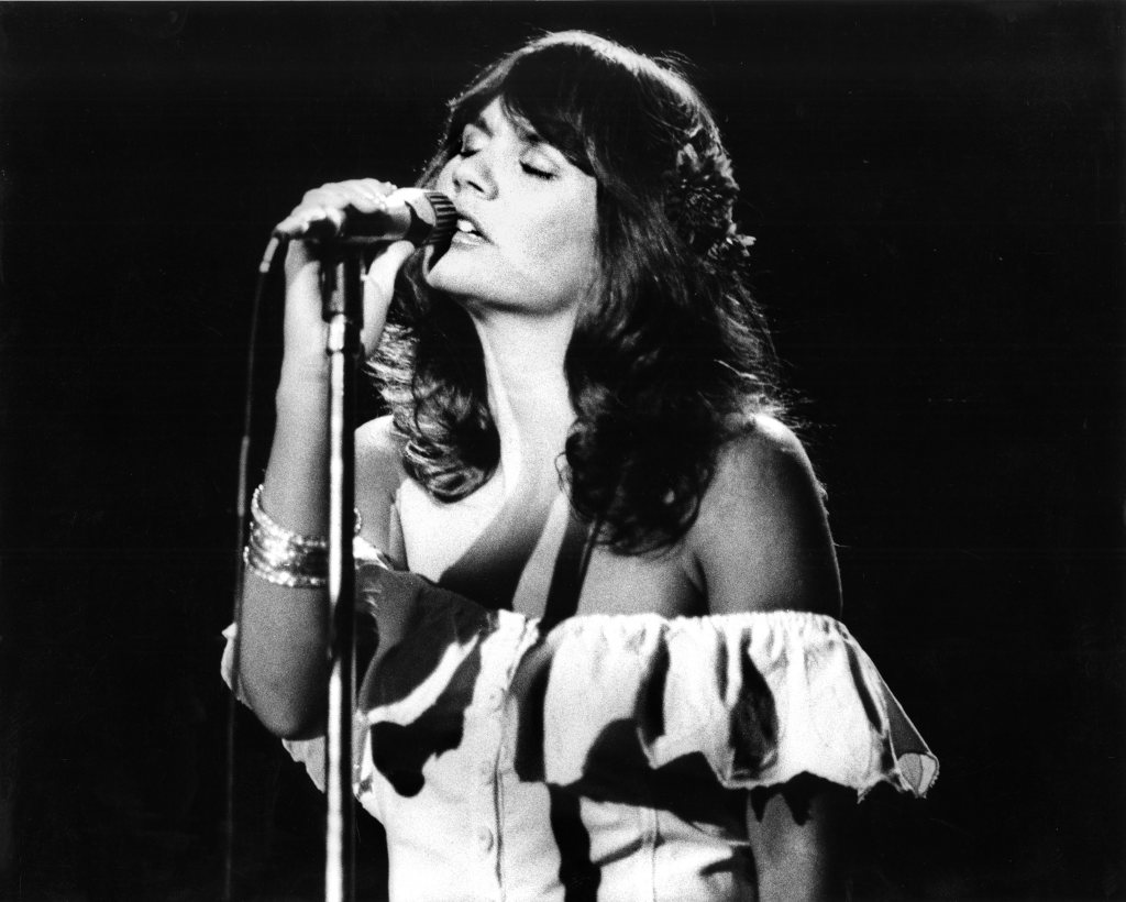 AMSTERDAM, NETHERLANDS: Linda Ronstadt performs live in Amsterdam, Netherlands in 1976