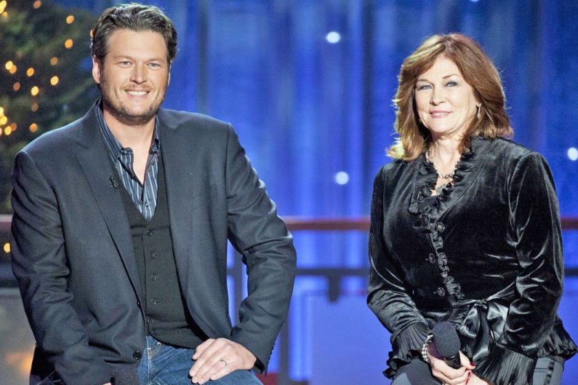 Blake Shelton and his mom sing a Christmas duet.