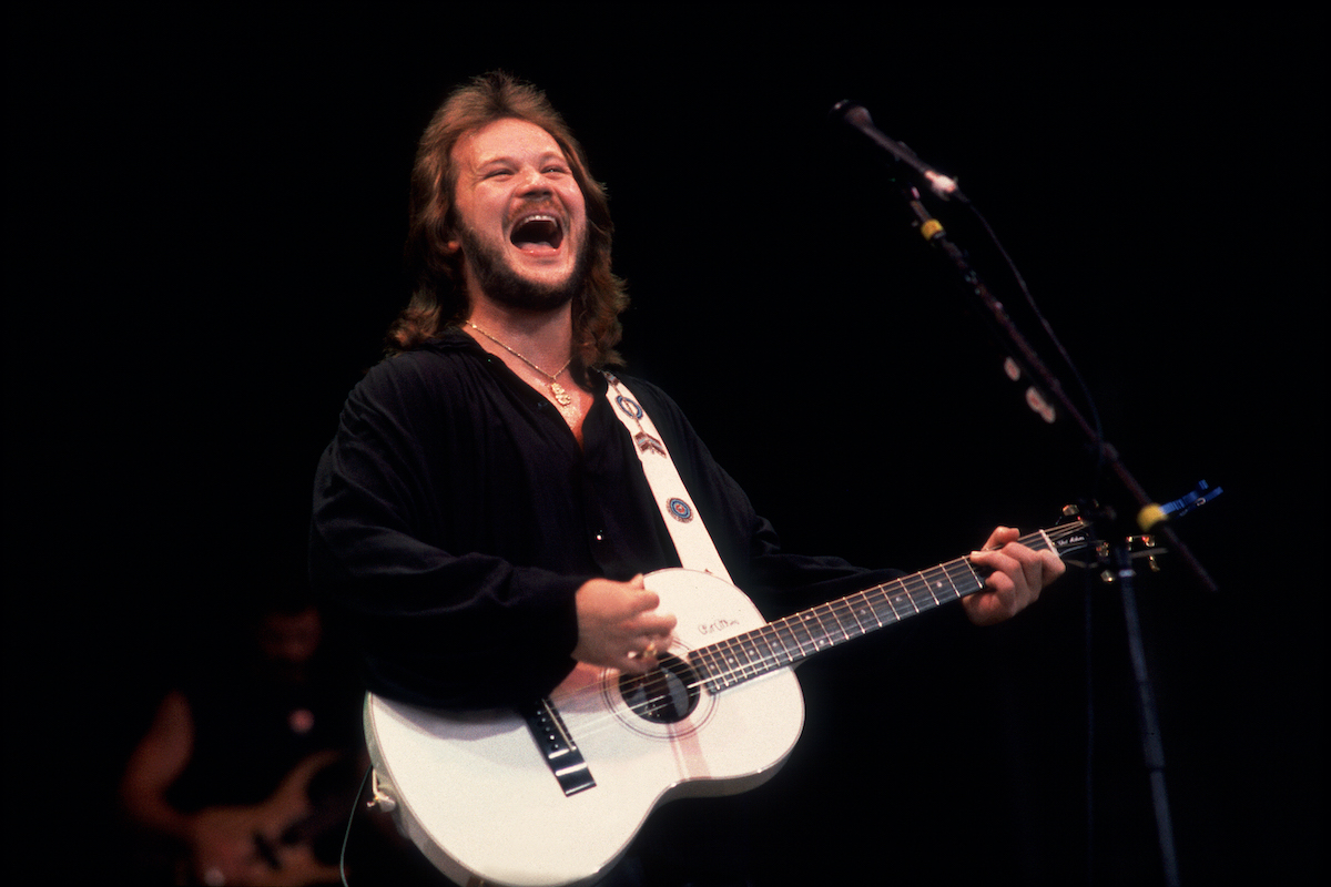 Travis Tritt performs at the Poplar Creek Music Theater on September 5,1992 in Hoffman Estates, Illinois