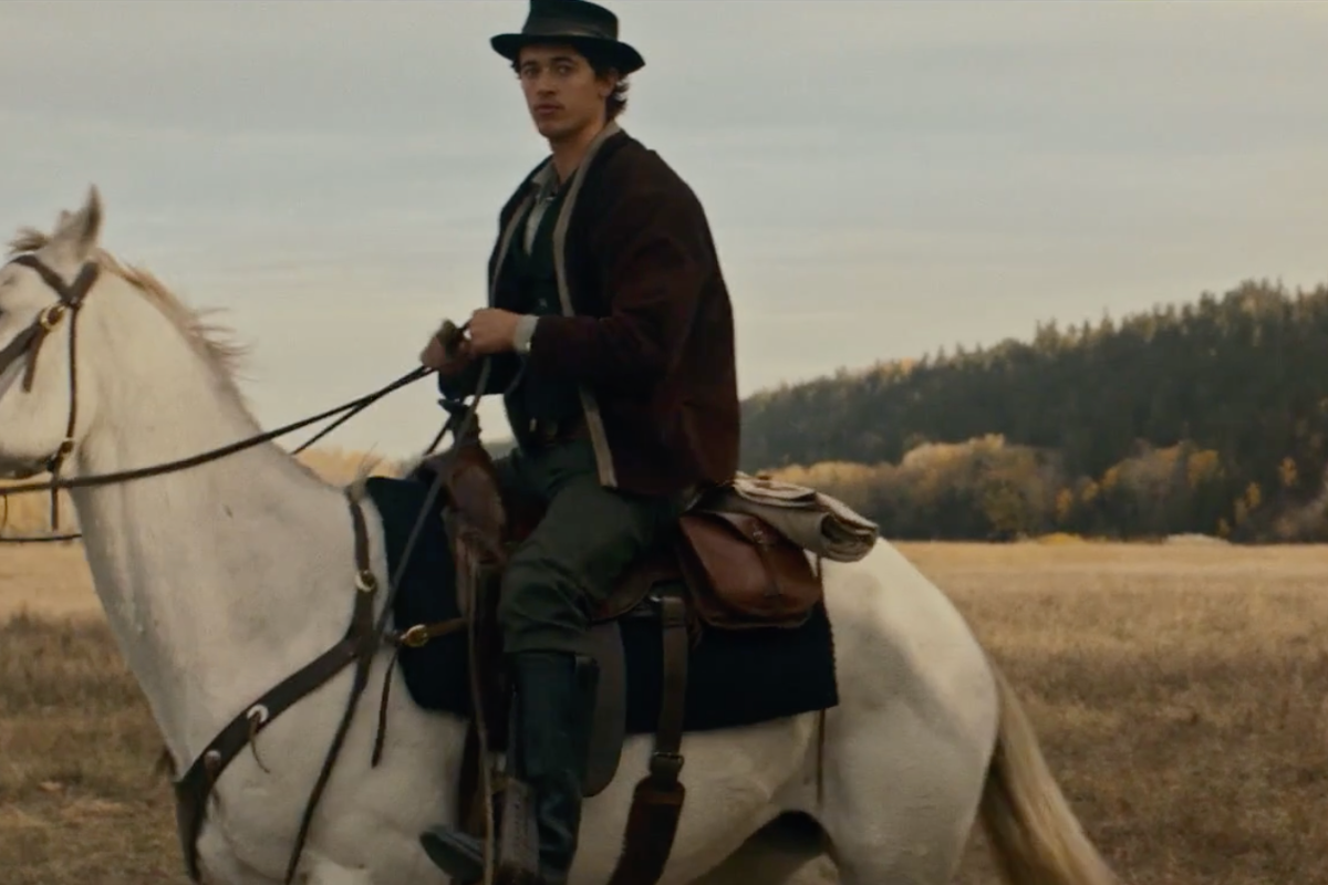 Tom Blyth riding a horse as Billy the Kid in Epix series