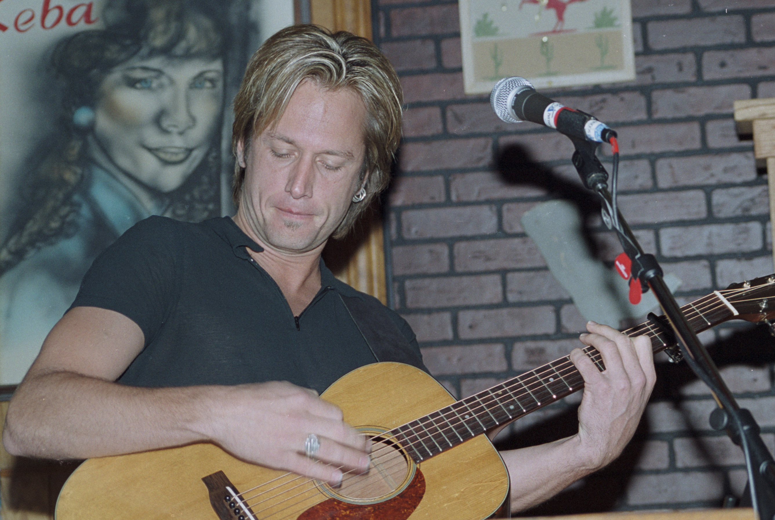 ALLENTOWN - AUGUST 23: Keith Urban performs at Crocodile Rock on August 23, 2000 in Allentown, Pennsylvania.