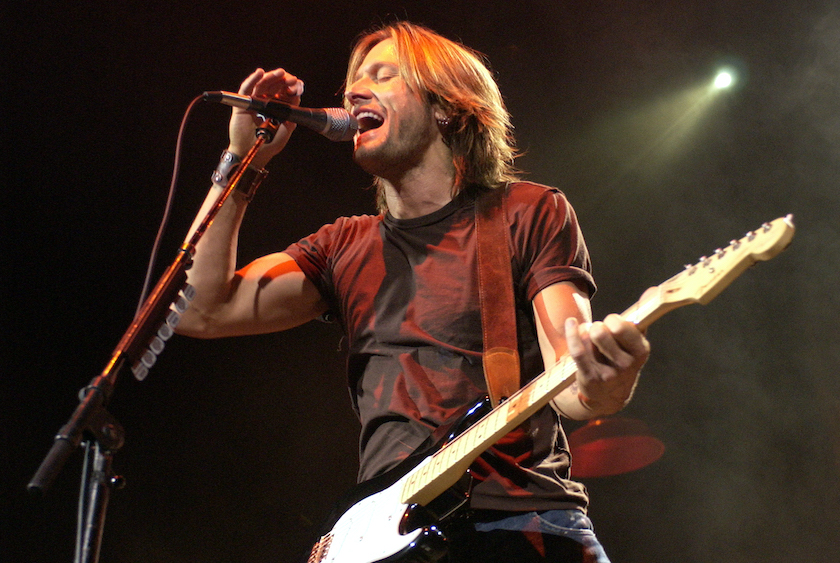 Keith Urban performs at HP Pavilion on December 16, 2004 in San Jose, California.