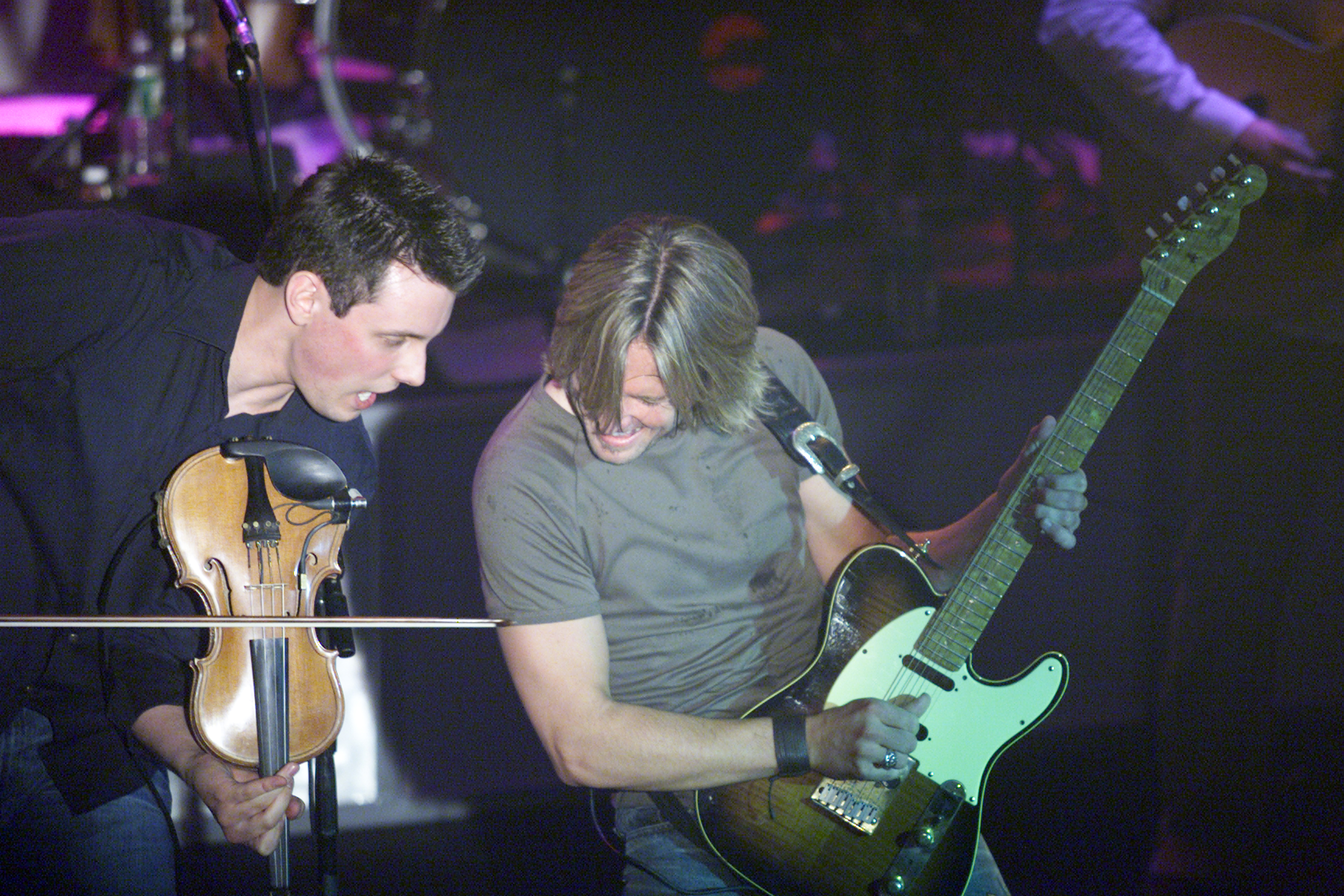 NEW YORK, NY - AUGUST 15: ( MANDATORY CREDIT Bill Tompkins/Getty Images ) Keith Urban performs on August 15th, 2002 in New York City.