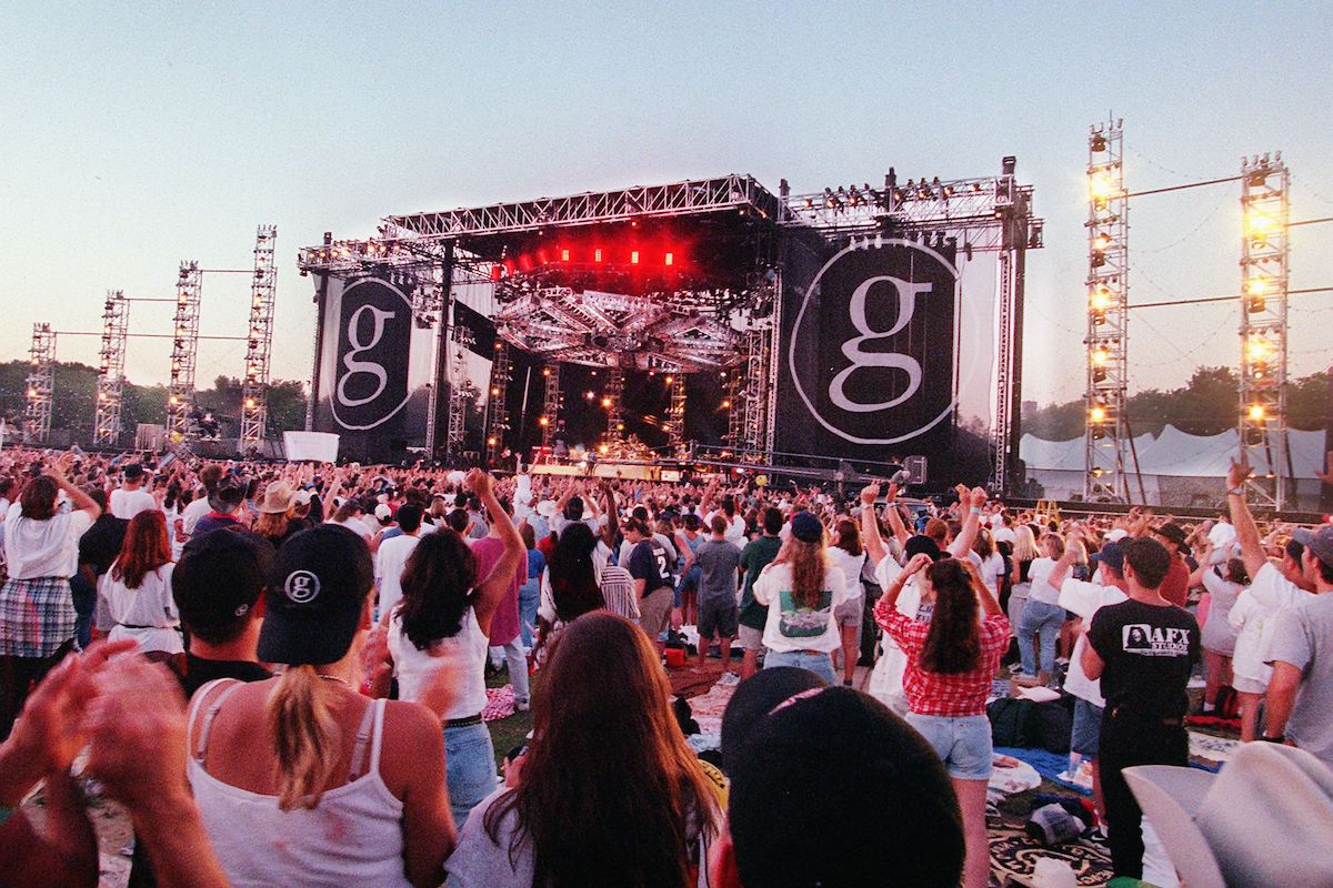 NEW YORK, NY - AUGUST 7: Garth Brooks fans applaud during a free concert by the country singer in New York's Central Park, 07 August. Officials predicted crowds in excess of 200,000 for the evening event.