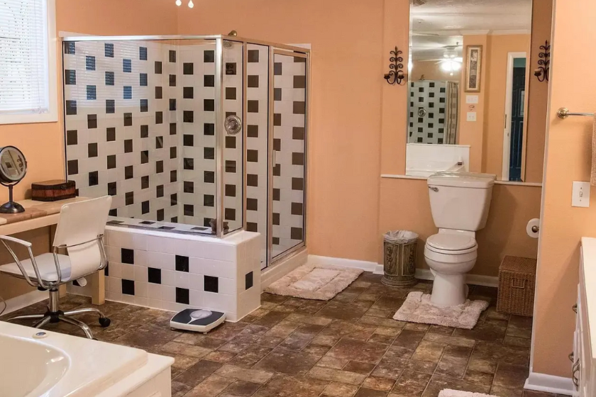 Primary bathroom in Dolly Parton's former Nashville home