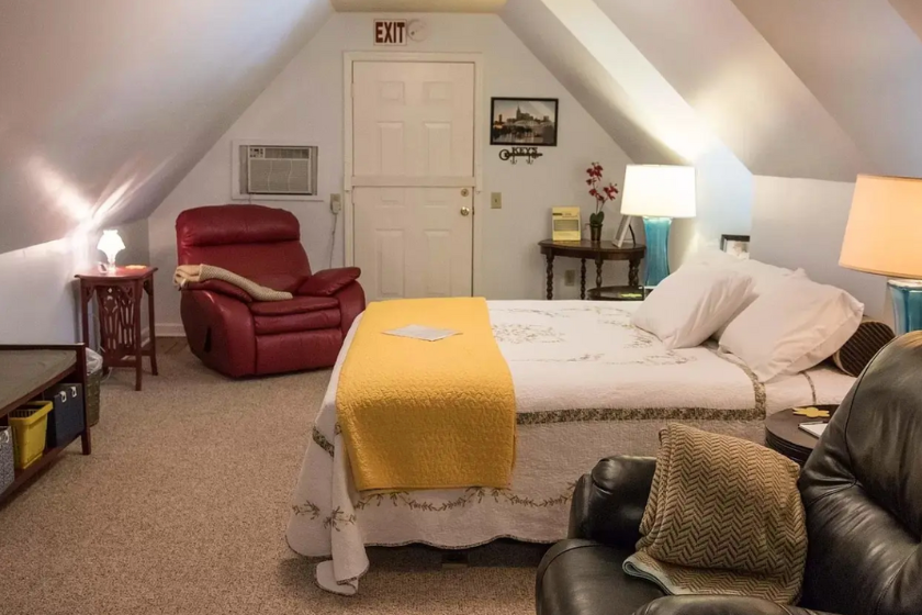 Bedroom in Dolly Parton's former Nashville home