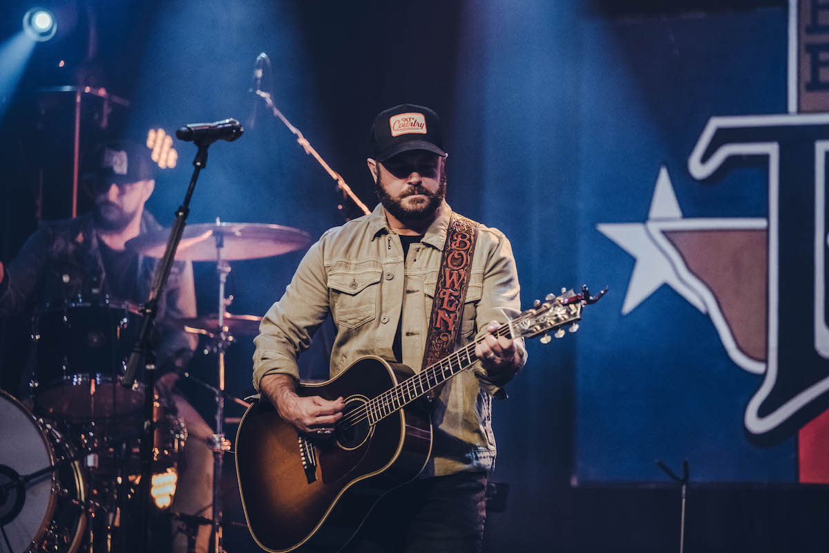 A live shot of Wade Bowen.