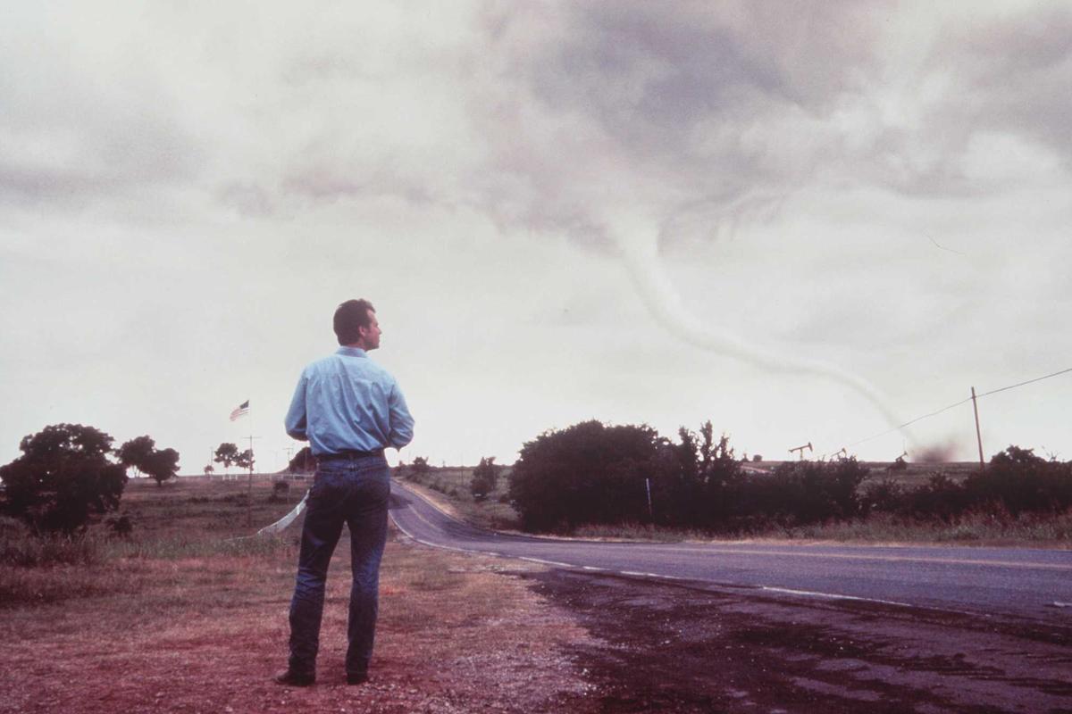 1996 BILL PAXTON AND HELEN HUNT AS JO HARDING IN THE ACTION THRILLER "TWISTER"