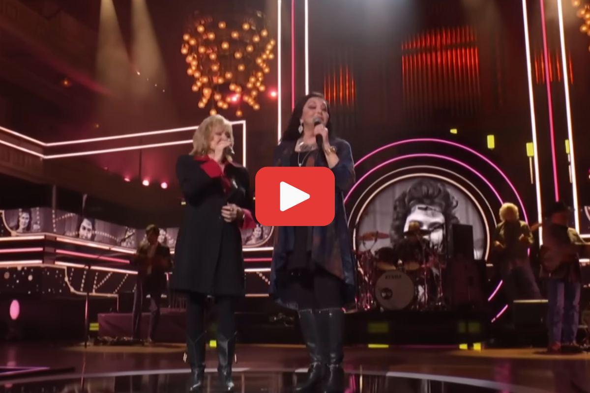 Screengrab of siblings Peggy Sue Wright and Crystal Gayle covering their late sister's Loretta Lynn's "Coal Miner's Daughter" at the 2022 CMT Artists of the Year event.