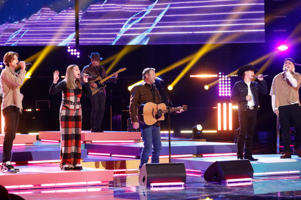 Blake Shelton performs with Team Blake on The Voice