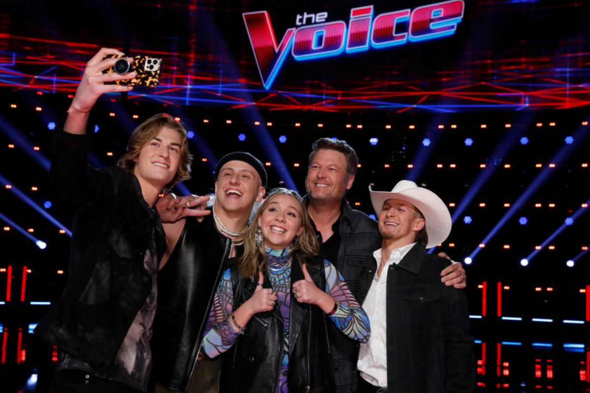 Blake Shelton takes selfie with Team Blake