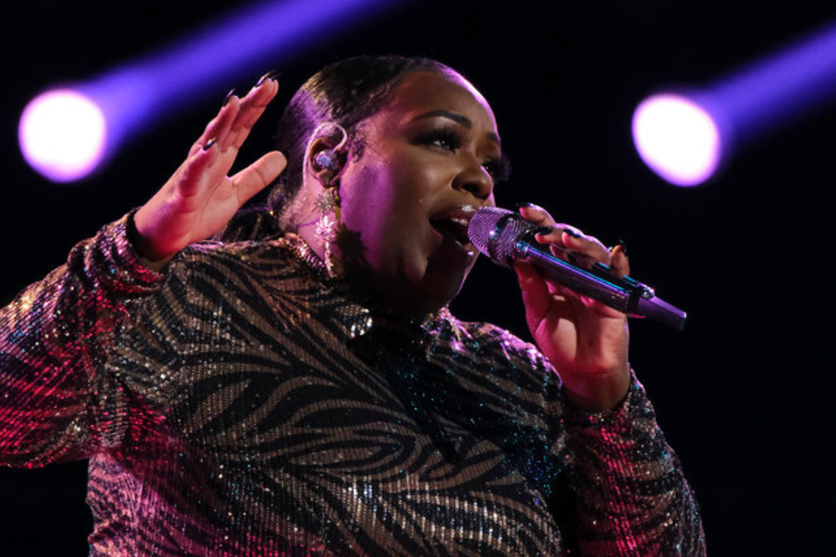 Kim Cruse performs on The Voice