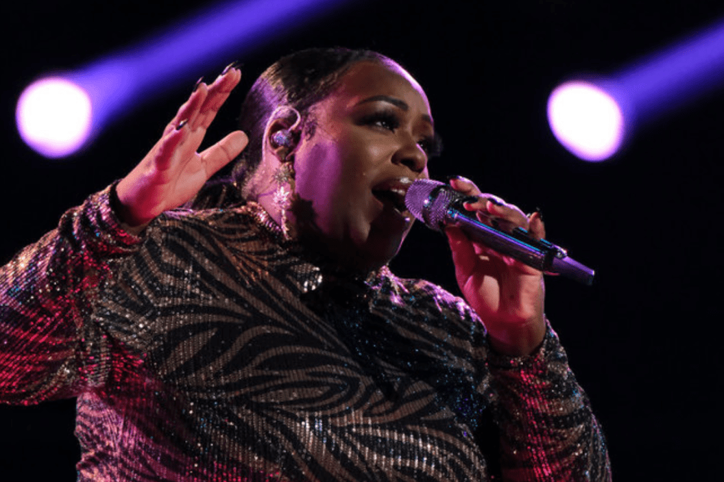 Kim Cruse performs on The Voice