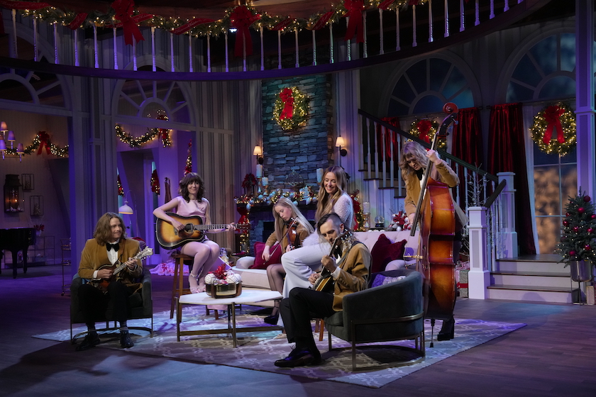 Carly Pearce and Molly Tuttle perform a bluegrass medley at the 2022 
