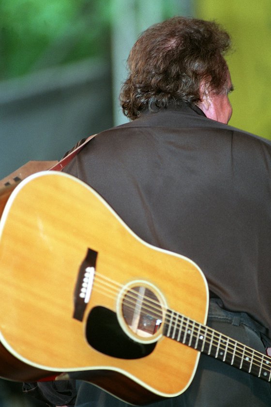 F&uuml;r Kenner auch mit geschulterter Gitarre und von hinten unverkennbar: Der US-amerikanische Country & Western Superstar Johnny Cash, aufgenommen w&auml;hrend eines Konzerts am K&ouml;lner Tanzbrunnen am 7. Juli 1994. 