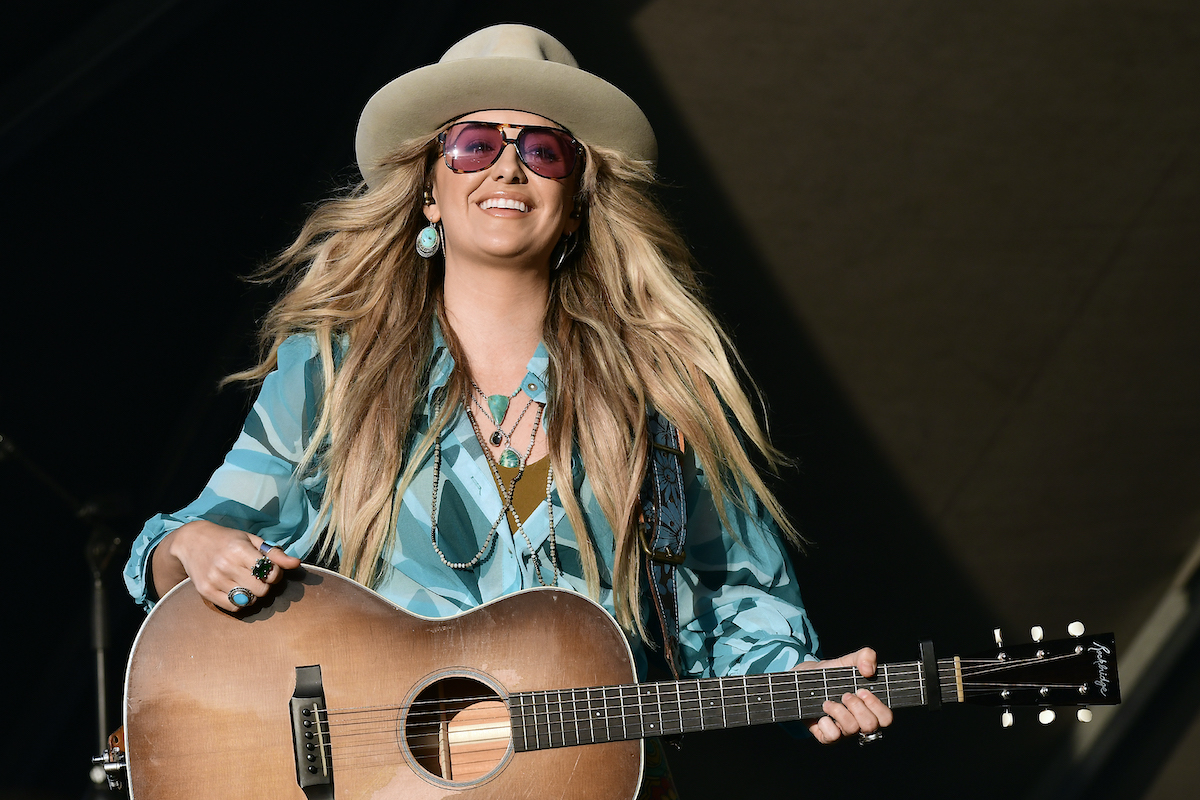 SAN DIEGO, CALIFORNIA - NOVEMBER 18: Lainey Wilson performs during the Wonderfront Music & Arts festival at Seaport Villiage on November 18, 2022 in San Diego, California.