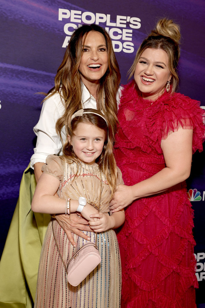 2022 PEOPLE'S CHOICE AWARDS -- Pictured: (l-r) Mariska Hargitay,Kelly Clarkson and River Rose Blackstock backstage during the 2022 People's Choice Awards held at the Barker Hangar, on December 6, 2022